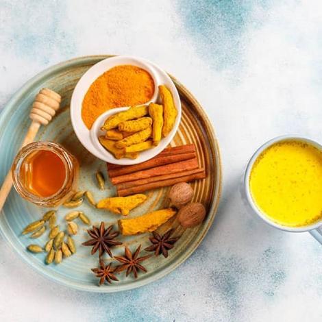 خواص زردچوبه و عسل + فواید عسل طلایی که باید بدانید!