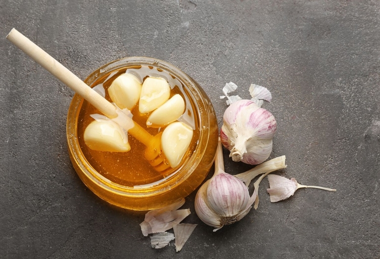 خواص سیر و عسل چیست؟ فواید، روش مصرف، طرز تهیه و عوارض احتمالی